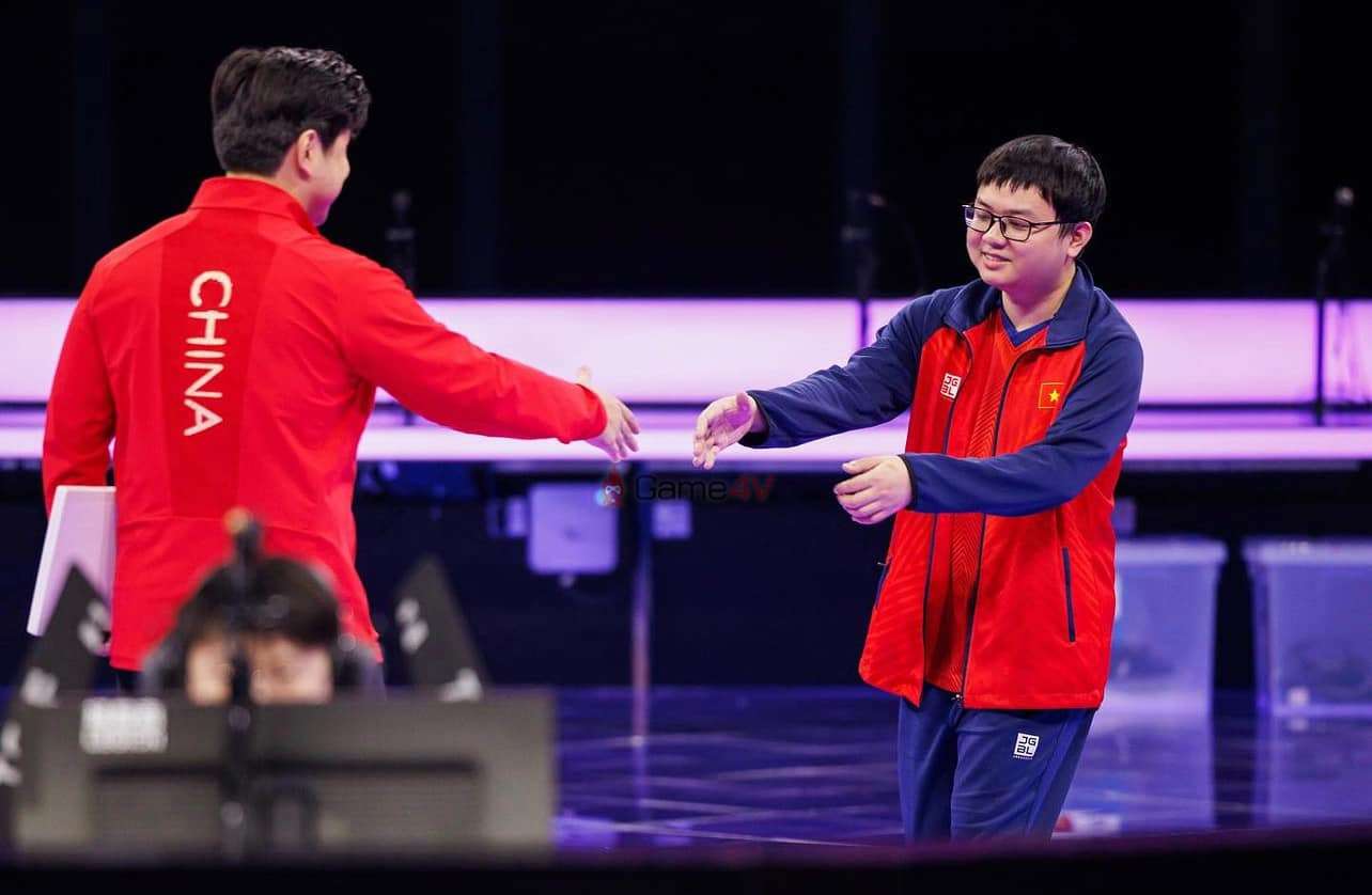 SofM và KenZhu bắt tay trên sân khấu.