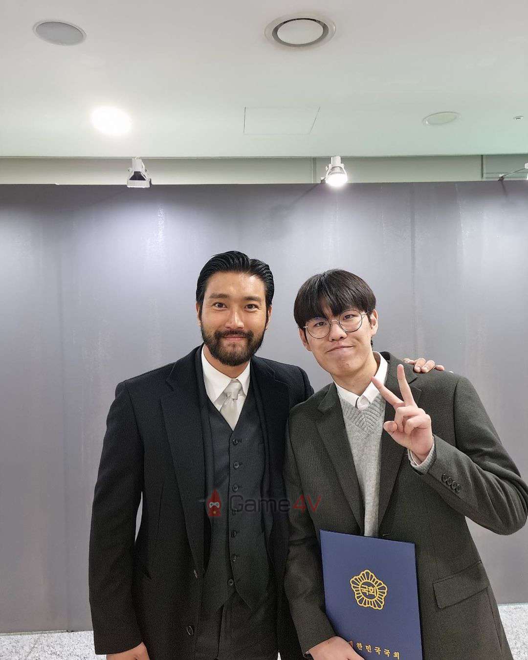 Oner giành được giải thưởng và chụp ảnh cùng ca sĩ Choi Siwon (Super Junior).