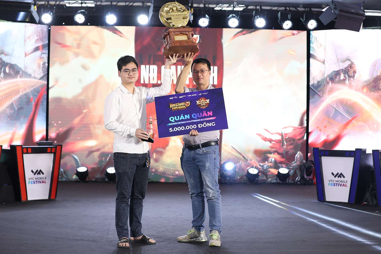 Nhà vô địch nhận giải thưởng danh giá tại VTC Mobile Festival.